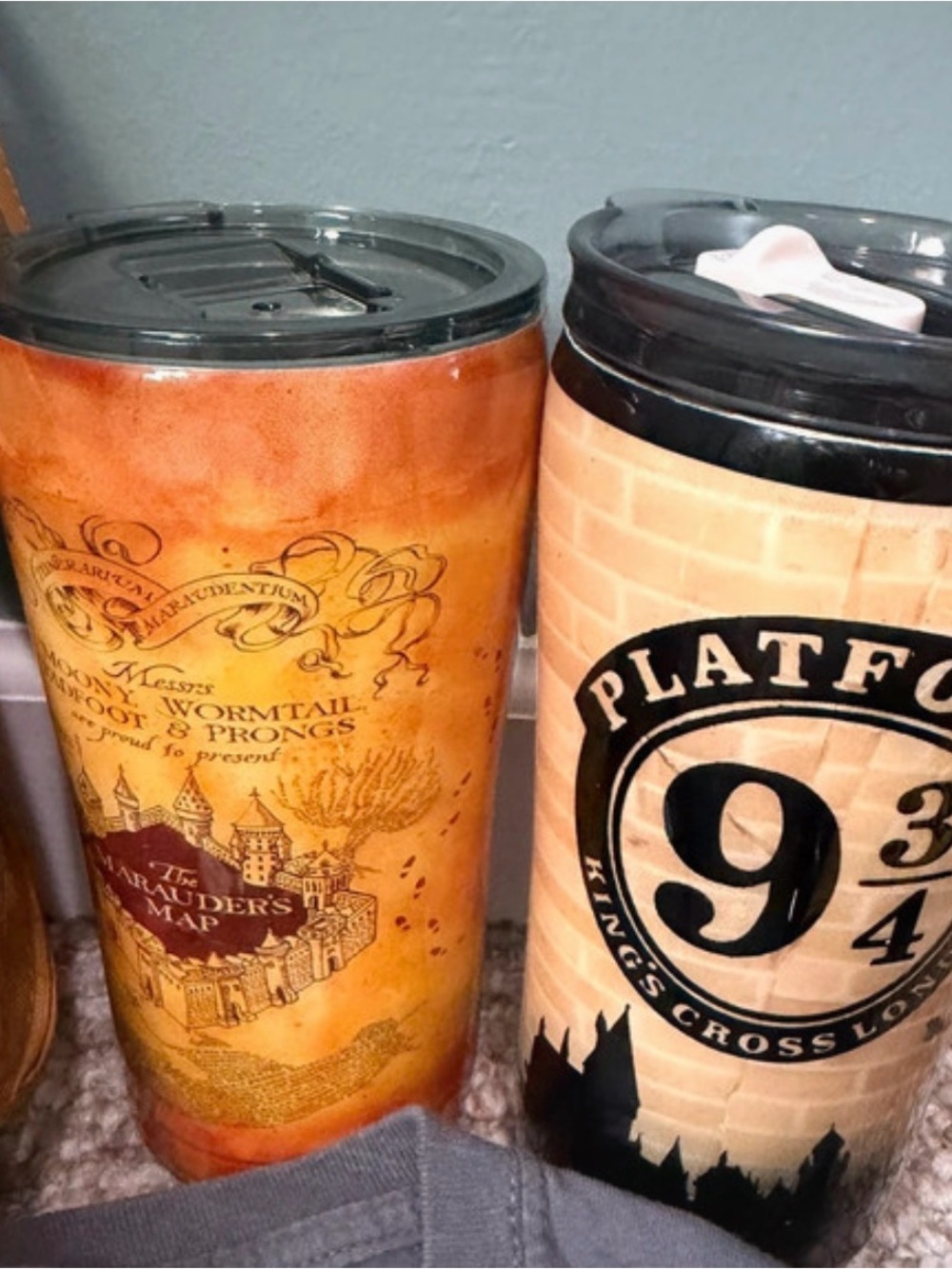 Howarts bundle. Crossbody bag. Purse, Tshirt. Two travel cups. Lid broken on 1 - Picture 5 of 7
